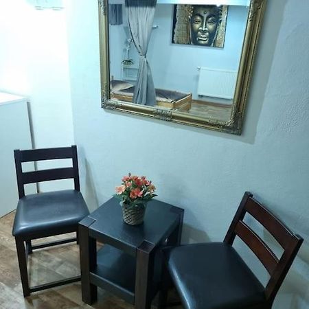 Simple Apartment Near Hockey & Football Arena Pressburg Exterior foto