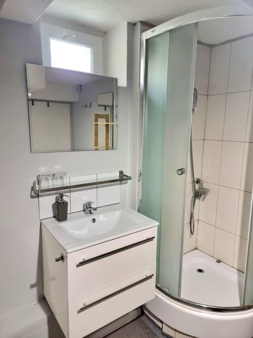 Simple Apartment Near Hockey & Football Arena Pressburg Exterior foto
